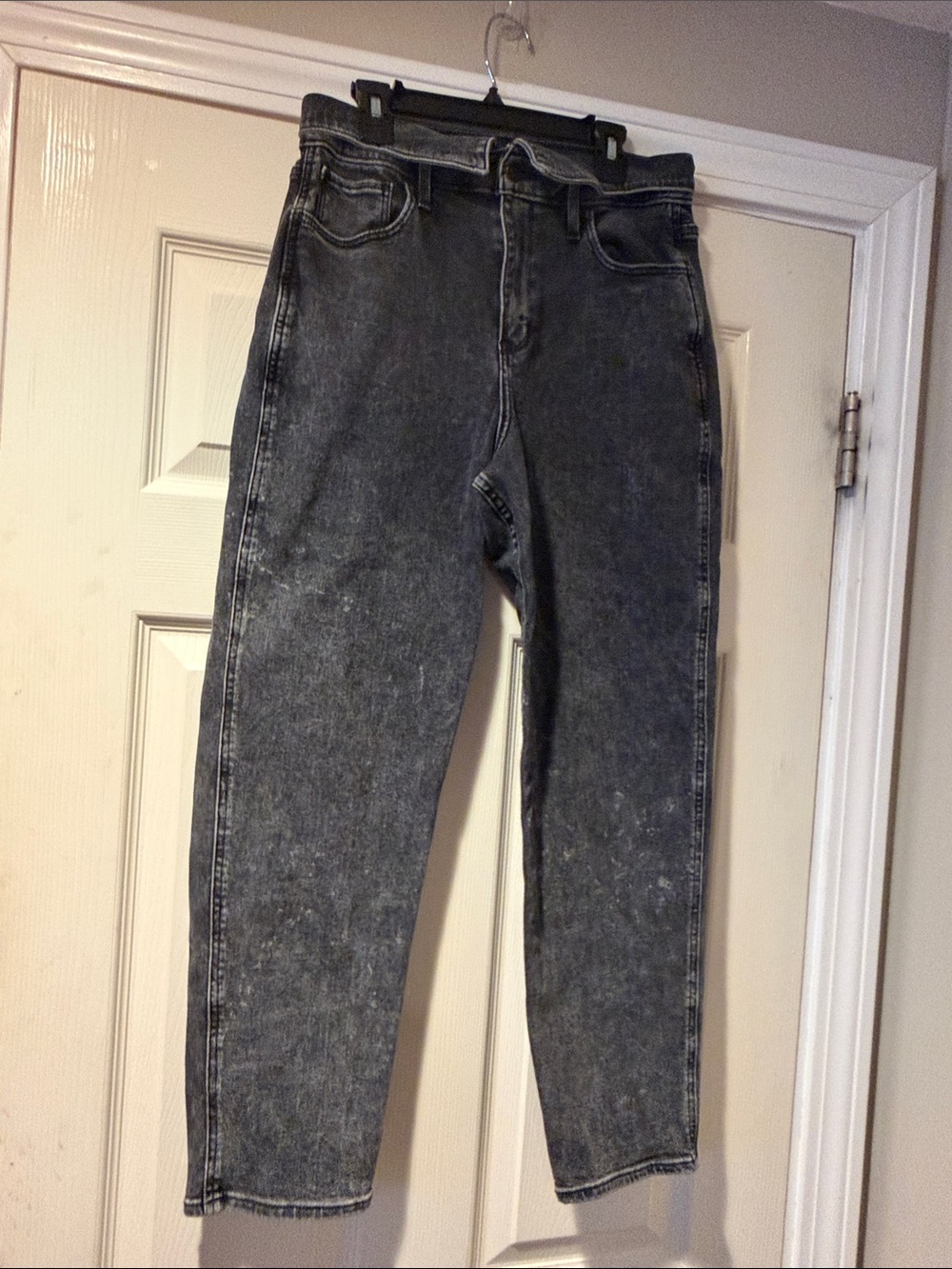 Hollister Women's Ultra High-Rise Mom Fold Jeans - Acid Wash Black 7R, 28